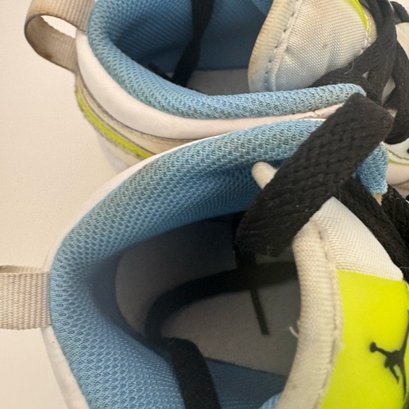 Air Jordan 1 Mid SE DV-1320-17 Size 2Y  Good Condition Green Swoosh Black Laces - Picture 8 of 16